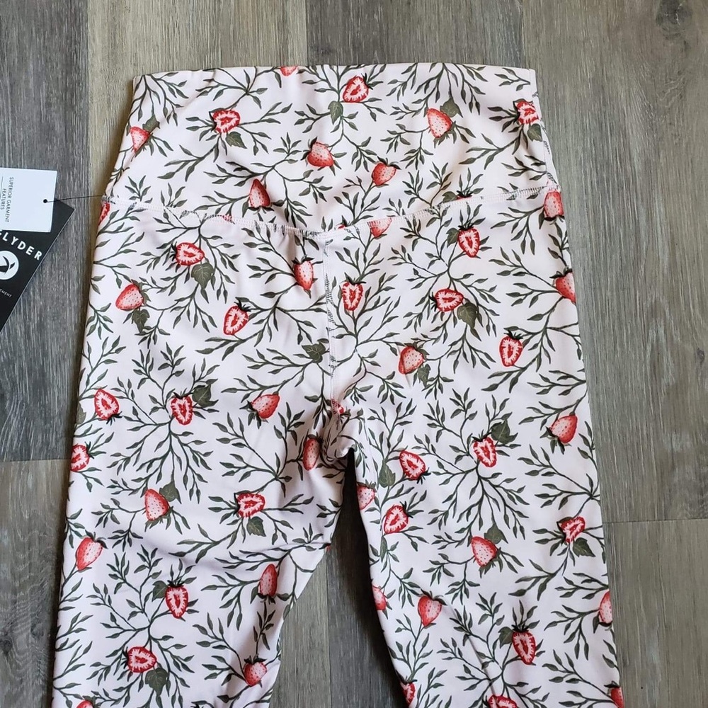 NWT GLYDER SULTRY LEGGING PRINT STRAWBERRY VINES. - Picture 6 of 10